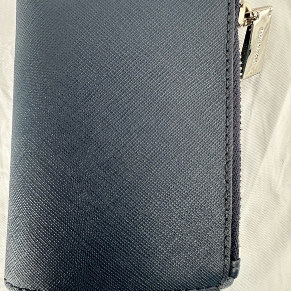 Michael Kors Wallet. - Picture 2 of 6